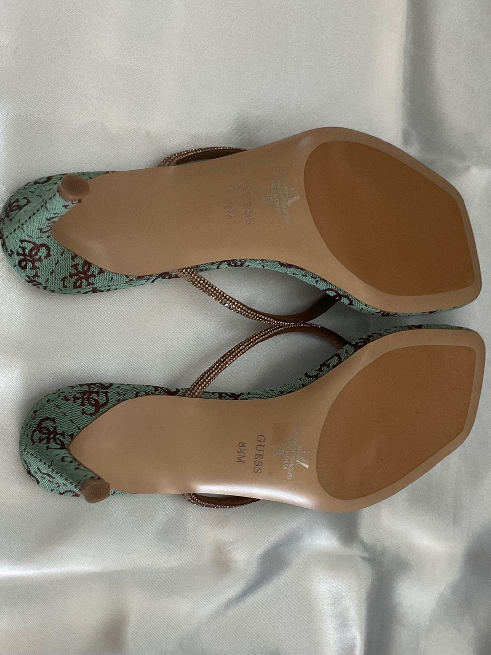 GUESS Green Logo-Print Square-Toe Thong Sandals with Brown Straps - Picture 3 of 4